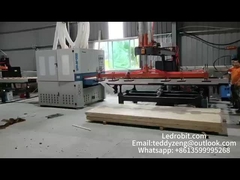 Máquina automática de carga de tableros de madera con transportador de rodillos