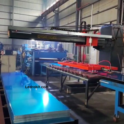 Máquina de paletización instalada en el piso con motor servo paletizador robótico personalizable